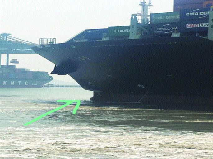 Cargo ship strikes Singapore Port | मालवाहू जहाजाची सिंगापूर पोर्टला धडक Cargo ship strikes Singapore Port | मालवाहू जहाजाची सिंगापूर पोर्टला धडक