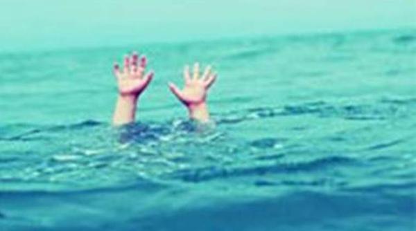 The courage of the Sarpanch of Manchur; Four persons drowned in the river Bhima | माचणूरच्या सरपंचाचे धाडस; भीमा नदी पात्रात बुडणाºया चौघांना मृत्यूच्या दाढेतून काढले बाहेर ! The courage of the Sarpanch of Manchur; Four persons drowned in the river Bhima | माचणूरच्या सरपंचाचे धाडस; भीमा नदी पात्रात बुडणाºया चौघांना मृत्यूच्या दाढेतून काढले बाहेर !