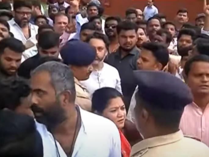 Malvan Chhatrapati Shivaji Maharaj Statue Collapse: Shiv Sena UBT and Rane supporters face off at Rajkot fort in Malvan | Shivaji Maharaj Statue Collapse मालवणमधील राजकोट किल्ल्यावर मोठा राडा, ठाकरे गट आणि राणे समर्थक आमने-सामने Malvan Chhatrapati Shivaji Maharaj Statue Collapse: Shiv Sena UBT and Rane supporters face off at Rajkot fort in Malvan | Shivaji Maharaj Statue Collapse मालवणमधील राजकोट किल्ल्यावर मोठा राडा, ठाकरे गट आणि राणे समर्थक आमने-सामने