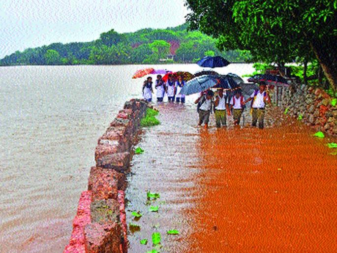 Clouds in Malvan, floods, floods, traffic jam | मालवणात ढगफुटी, ओढे-नद्यांना पूर, वाहतूक ठप्प