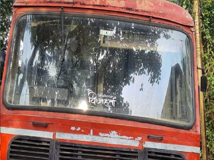 Stone pelted by unknown persons on Malvan Katta Sindhudurg ST bus | सिंधुदुर्गात एसटी संपाला 'गालबोट', मालवणमध्ये बसवर 'दगडफेक' Stone pelted by unknown persons on Malvan Katta Sindhudurg ST bus | सिंधुदुर्गात एसटी संपाला 'गालबोट', मालवणमध्ये बसवर 'दगडफेक'