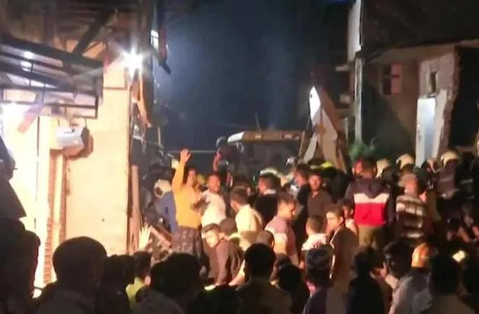 Mumbai Building Collapse: Nine died, 8 persons injured after residential structures collapsed in New Collector compound, Malad West of Mumbai | Mumbai Building Collapse : मुंबईतील मालवणी भागात इमारत कोसळली, ११ जणांचा मृत्यू Mumbai Building Collapse: Nine died, 8 persons injured after residential structures collapsed in New Collector compound, Malad West of Mumbai | Mumbai Building Collapse : मुंबईतील मालवणी भागात इमारत कोसळली, ११ जणांचा मृत्यू