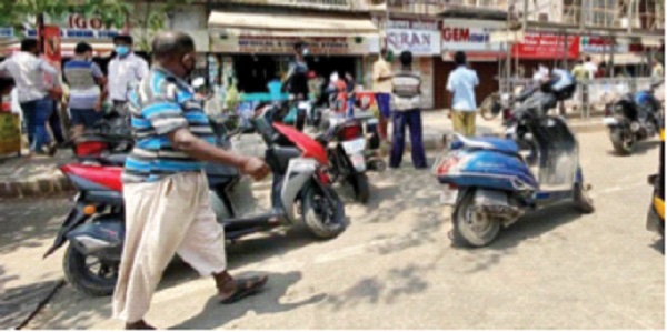 Crowds in front of medical shops to buy alcohol; Annoyance to drug dealers | मद्य खरेदीसाठी मेडिकलच्या दुकानांसमाेर गर्दी; औषध विक्रेत्यांना मनस्ताप Crowds in front of medical shops to buy alcohol; Annoyance to drug dealers | मद्य खरेदीसाठी मेडिकलच्या दुकानांसमाेर गर्दी; औषध विक्रेत्यांना मनस्ताप