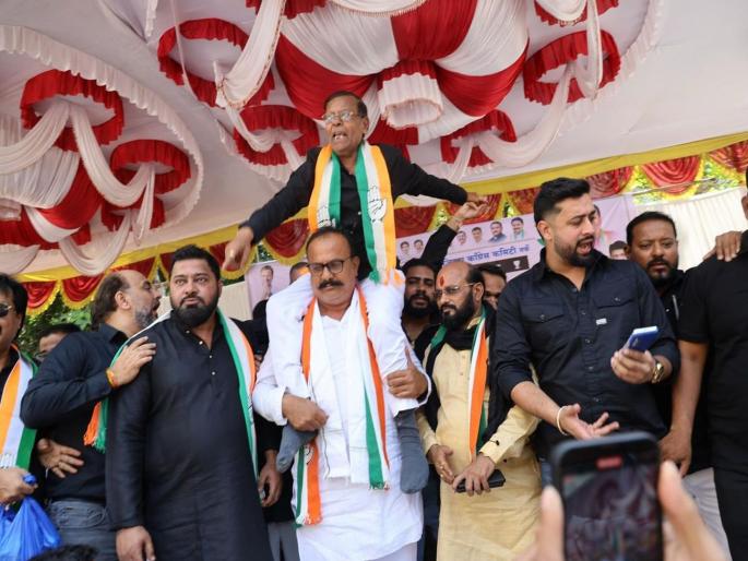Congress state president takes Mama Pagare on his shoulders and felicitates him for sharing 'that' photo of Modi | मोदींचा ‘तो’ फोटो शेअर करणाऱ्या मामा पगारेंना काँग्रेसच्या प्रदेशाध्यक्षांनी घेतलं खांद्यावर, केला सत्कार Congress state president takes Mama Pagare on his shoulders and felicitates him for sharing 'that' photo of Modi | मोदींचा ‘तो’ फोटो शेअर करणाऱ्या मामा पगारेंना काँग्रेसच्या प्रदेशाध्यक्षांनी घेतलं खांद्यावर, केला सत्कार