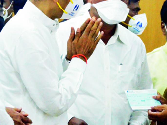 the dialogue of the Chief Minister after the complaint of Shiv Sainik | मामा, सर्वांना सोबत घ्या, सरकार आपलेच आहे, शिवसैनिकाच्या तक्रारीनंतर मुख्यमंत्र्यांचा संवाद