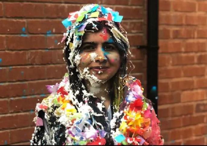 Graduation degree in hand, Malala says 'Netflix, reading and sleep' for now | मलाला युसूफझाई झाली 'ग्रॅज्युएट', आनंद साजरा करत सांगितलं 'फ्युचर प्लॅनिंग' Graduation degree in hand, Malala says 'Netflix, reading and sleep' for now | मलाला युसूफझाई झाली 'ग्रॅज्युएट', आनंद साजरा करत सांगितलं 'फ्युचर प्लॅनिंग'