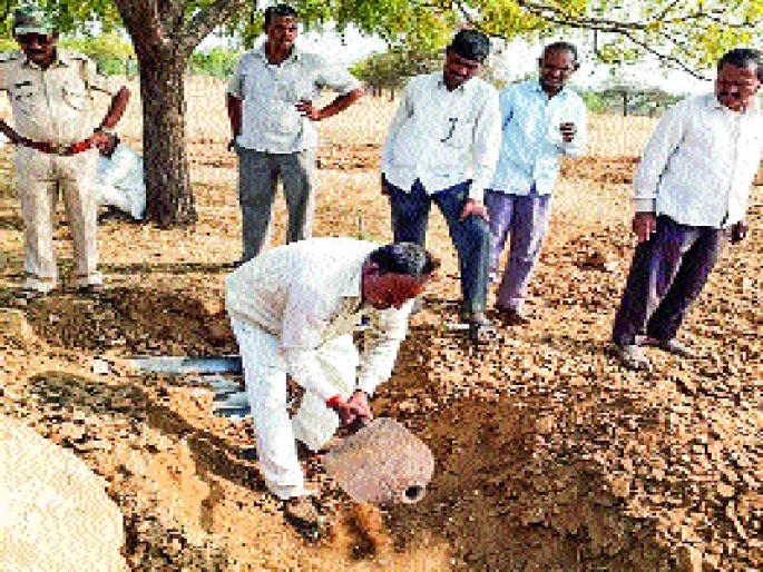 Unauthorized water deposits in forest land, 14 accused released on bail | वनजमिनीत अनधिकृत जलवाहिन्या, १४ आरोपींची जामिनावर मुक्तता Unauthorized water deposits in forest land, 14 accused released on bail | वनजमिनीत अनधिकृत जलवाहिन्या, १४ आरोपींची जामिनावर मुक्तता