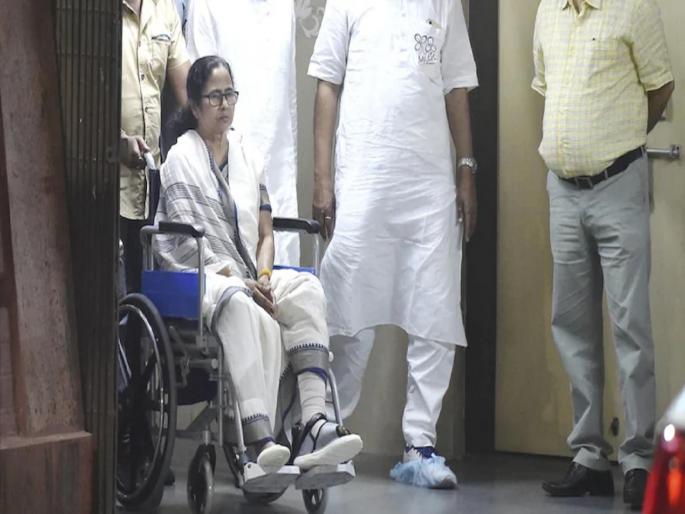 West Bengal Election Mamata banerjees injury accidental no evidence of attack Observers in report to election comission | West Bengal Election : ममता बॅनर्जींवर हल्ला झाल्याचे कोणतेही पुरावे नाहीत; निरीक्षकांनी पाठवला अहवाल West Bengal Election Mamata banerjees injury accidental no evidence of attack Observers in report to election comission | West Bengal Election : ममता बॅनर्जींवर हल्ला झाल्याचे कोणतेही पुरावे नाहीत; निरीक्षकांनी पाठवला अहवाल