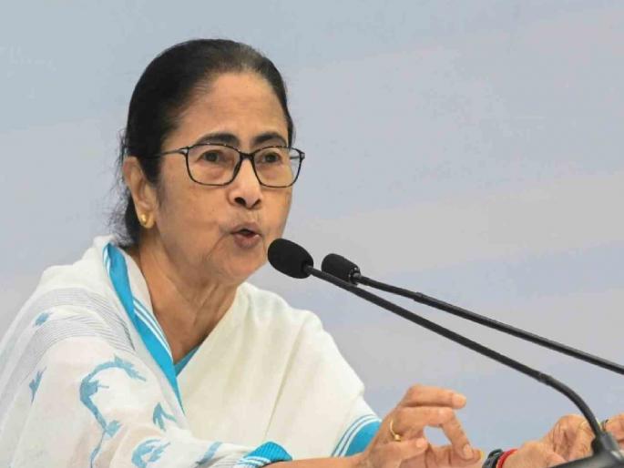 Mamta's sudden visit to the doctor's protest site; Appealed to return to work | डॉक्टरांच्या आंदोलनस्थळी ममतांची अचानक भेट; पुन्हा कामावर परतण्याचे केले आवाहन Mamta's sudden visit to the doctor's protest site; Appealed to return to work | डॉक्टरांच्या आंदोलनस्थळी ममतांची अचानक भेट; पुन्हा कामावर परतण्याचे केले आवाहन