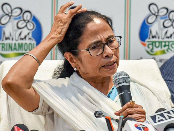 TMC Supporters allegedly Thrash Professor After Students Refuse to Chant Mamata Zindabad | विद्यार्थ्यांचा 'ममता बॅनर्जी झिंदाबाद' म्हणण्यास नकार; तृणमूल कार्यकर्त्यांची प्राध्यापकाला मारहाण