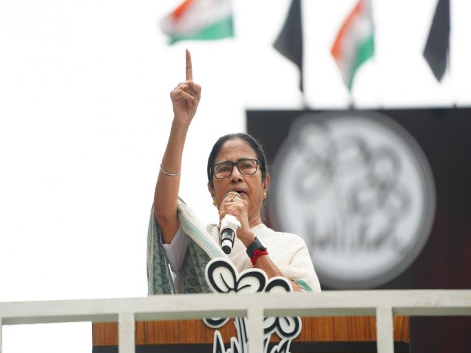 Mamata Banerjee: 'We will give shelter to Bangladeshi citizens', Mamata Banerjee's big statement | 'बांग्लादेशी नागरिकांसाठी आमचे दरवाजे खुले, त्यांना आश्रय देणार', ममता बॅनर्जींचे मोठे वक्तव्य Mamata Banerjee: 'We will give shelter to Bangladeshi citizens', Mamata Banerjee's big statement | 'बांग्लादेशी नागरिकांसाठी आमचे दरवाजे खुले, त्यांना आश्रय देणार', ममता बॅनर्जींचे मोठे वक्तव्य
