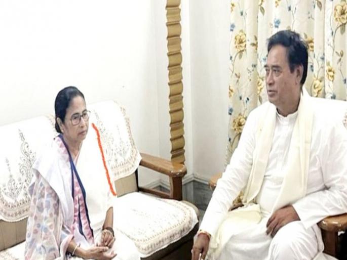 West Bengal CM Mamata Banerjee meets BJP MP Nagendra Ray alias Anant Maharaj | पश्चिम बंगालमध्ये नवा ट्विस्ट! CM ममता बॅनर्जी भाजपा खासदाराच्या घरी; चर्चांना उधाण West Bengal CM Mamata Banerjee meets BJP MP Nagendra Ray alias Anant Maharaj | पश्चिम बंगालमध्ये नवा ट्विस्ट! CM ममता बॅनर्जी भाजपा खासदाराच्या घरी; चर्चांना उधाण