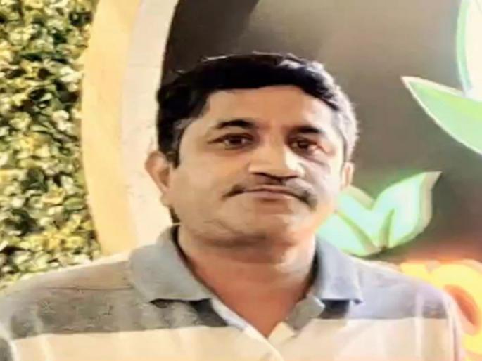 two wheeler accident on pune solapur road Son rescues unfortunate father death | Accident: पुणे - सोलापूर रस्त्यावर दुचाकीस्वाराचा अपघात; मुलगा बचावला वडिलांचा दुर्दैवी मृत्यू two wheeler accident on pune solapur road Son rescues unfortunate father death | Accident: पुणे - सोलापूर रस्त्यावर दुचाकीस्वाराचा अपघात; मुलगा बचावला वडिलांचा दुर्दैवी मृत्यू