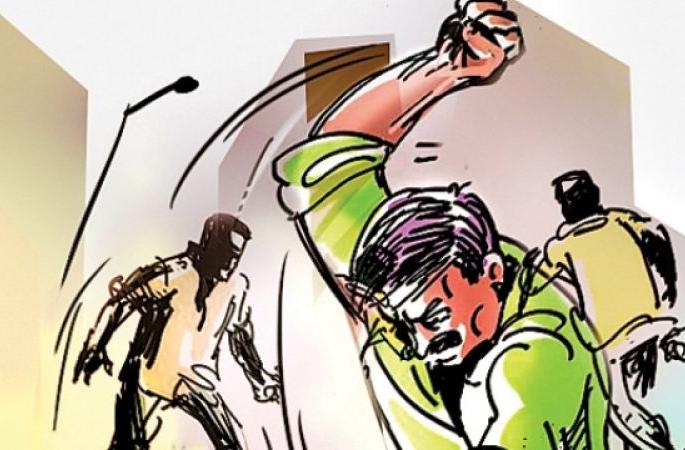 Man and his son beaten by trio in Akola | तिघा जणांची बाप-लेकास मारहाण Man and his son beaten by trio in Akola | तिघा जणांची बाप-लेकास मारहाण