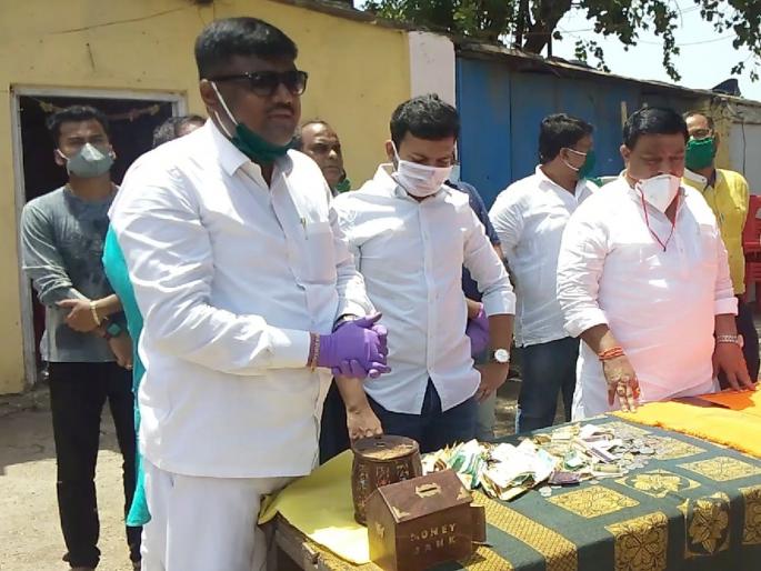 CoronaVirus man donates his savings for community kitchen kkg | CoronaVirus: गरिबांच्या जेवणासाठी लहानपणापासूनची आठवण अन् साठवण दान CoronaVirus man donates his savings for community kitchen kkg | CoronaVirus: गरिबांच्या जेवणासाठी लहानपणापासूनची आठवण अन् साठवण दान
