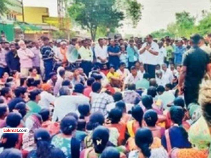 Villagers protested carrying the farmer's body Demanded to kill the man-eating tiger | शेतकऱ्याचा मृतदेह सोबत घेऊन गावकऱ्यांनी केले आंदोलन; नरभक्षक वाघाला ठार करण्याची मागणी Villagers protested carrying the farmer's body Demanded to kill the man-eating tiger | शेतकऱ्याचा मृतदेह सोबत घेऊन गावकऱ्यांनी केले आंदोलन; नरभक्षक वाघाला ठार करण्याची मागणी