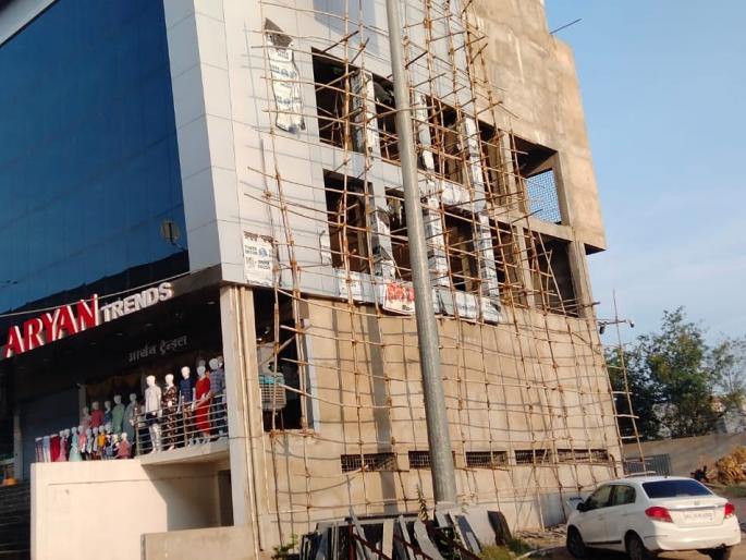 Bhandara: Welder dies after falling from building under construction | भंडारा : काम सुरू असलेल्या इमारतीवरून पडून वेल्डरचा मृत्यू Bhandara: Welder dies after falling from building under construction | भंडारा : काम सुरू असलेल्या इमारतीवरून पडून वेल्डरचा मृत्यू