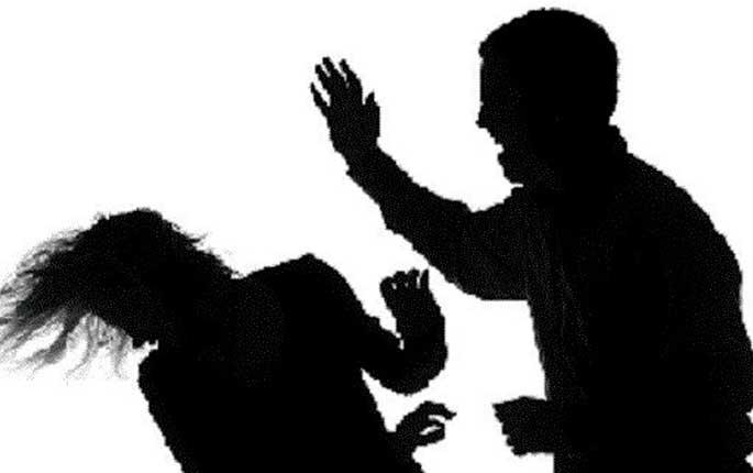 In the online class dispute, the father broke the mobile and also put the carom board in the wife's head | ऑनलाईन क्लासच्या वादात वडिलांनी तोडला मोबाईल अन् पत्नीच्याही डोक्यात घातला कॅरम बोर्ड In the online class dispute, the father broke the mobile and also put the carom board in the wife's head | ऑनलाईन क्लासच्या वादात वडिलांनी तोडला मोबाईल अन् पत्नीच्याही डोक्यात घातला कॅरम बोर्ड