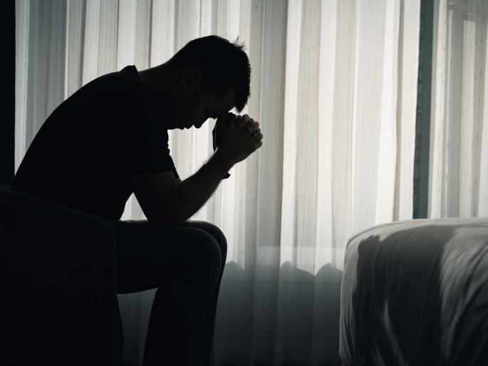 'You keep watching, I'll suffocate to death in the room', husband sends message to wife, closes door, then... | ‘तू बघत राहा, मी खोलीत गुदमरून मरेन’, पत्नीला मेसेज पाठवून पतीने दरवाजा केला बंद, त्यानंतर... 'You keep watching, I'll suffocate to death in the room', husband sends message to wife, closes door, then... | ‘तू बघत राहा, मी खोलीत गुदमरून मरेन’, पत्नीला मेसेज पाठवून पतीने दरवाजा केला बंद, त्यानंतर...