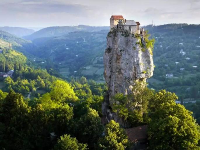 Man lives alone at the top of 130 foot high rock in Georgia | तब्बल १३० फूट उंच डोंगरावरील घरात एकटाच राहतो हा माणूस, कारणही आहे खास! Man lives alone at the top of 130 foot high rock in Georgia | तब्बल १३० फूट उंच डोंगरावरील घरात एकटाच राहतो हा माणूस, कारणही आहे खास!
