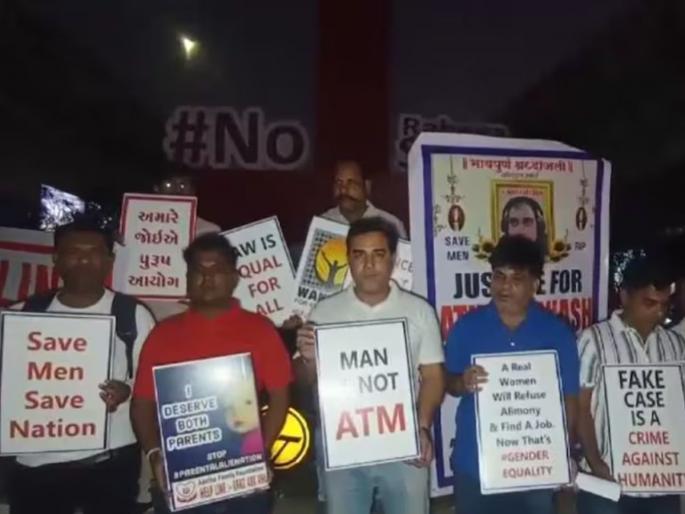 surat male protest in surat voiced their pain with placards demand for mens commission raised | "पुरुष म्हणजे ATM नाही", पत्नी पीडित पतींचं आंदोलन; आयोग बनवण्याची मोठी मागणी surat male protest in surat voiced their pain with placards demand for mens commission raised | "पुरुष म्हणजे ATM नाही", पत्नी पीडित पतींचं आंदोलन; आयोग बनवण्याची मोठी मागणी