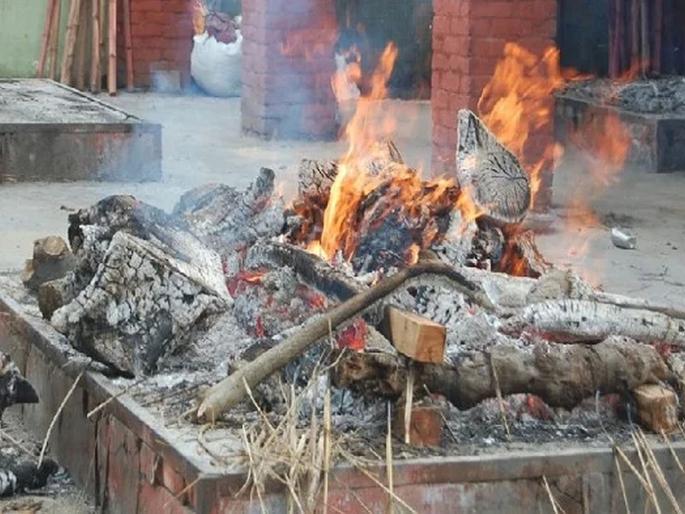 Man returns when his family did his last Creamation | घरी सुरू होतं मुलाच्या तेराव्याचं जेवण अन् अचानक तो समोर येऊन उभा राहिला...
