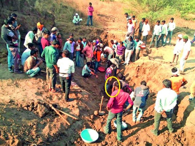 Shegaon: The laborer is injured while explaining the river Mana | शेगाव : मन नदीत उत्खनन करताना मजूर जखमी Shegaon: The laborer is injured while explaining the river Mana | शेगाव : मन नदीत उत्खनन करताना मजूर जखमी