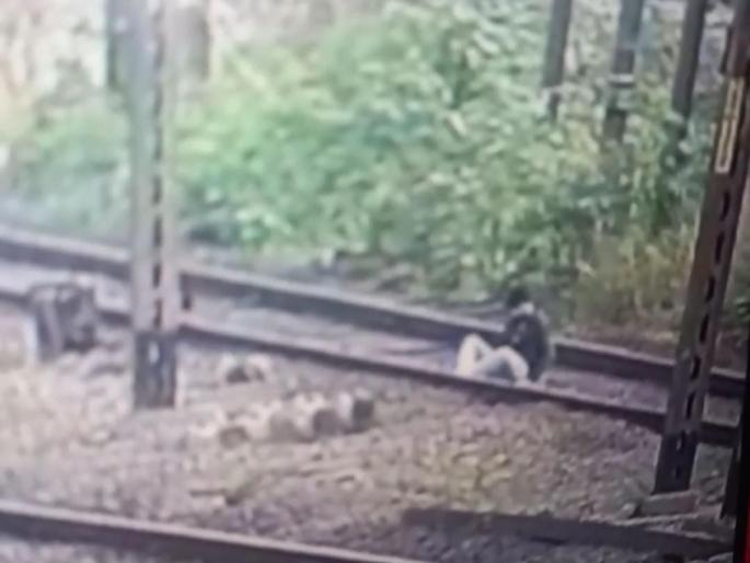 a man in mumbai ended his life journey in front of railway police investigating doubt husband wife problems | 'आज मै मेरा अंतीम संस्कार करता हुं'! असं म्हटलं... आणि त्यानं संपवली आपली जीवनयात्रा a man in mumbai ended his life journey in front of railway police investigating doubt husband wife problems | 'आज मै मेरा अंतीम संस्कार करता हुं'! असं म्हटलं... आणि त्यानं संपवली आपली जीवनयात्रा