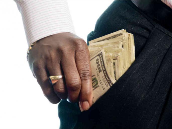 The owner of billions of rupees still doesn't even know the receptionist of the company, because... | अब्जो रूपयांचा मालक तरी कंपनीचा रिसेप्शनिस्टही ओळखत नाही, कारण...