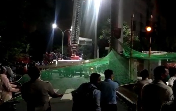 In Nagpur, an unidentified youth climbed the tower at Akashwani Chowk | फसवणूक झाल्याने तरुण चढला १५० फूट उंच हायमास्ट टॉवरवर; नागपुरातील घटना In Nagpur, an unidentified youth climbed the tower at Akashwani Chowk | फसवणूक झाल्याने तरुण चढला १५० फूट उंच हायमास्ट टॉवरवर; नागपुरातील घटना