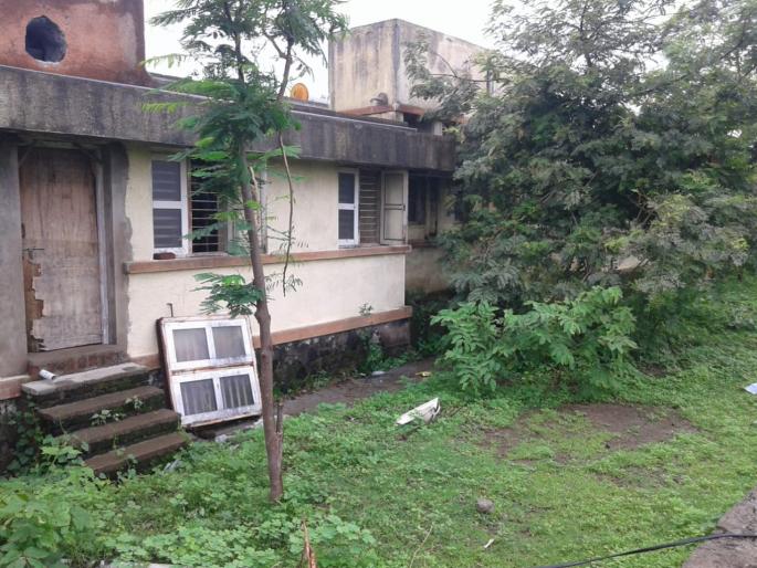 Manabha primary health center in Washim district | वाशिम जिल्ह्यातील मनभा प्राथमिक आरोग्य केंद्र वाऱ्यावर Manabha primary health center in Washim district | वाशिम जिल्ह्यातील मनभा प्राथमिक आरोग्य केंद्र वाऱ्यावर