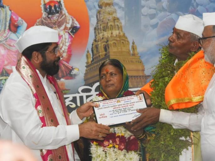 Farmer Bhausaheb Kale and Mangala Kale got the honor of Vitthal Mahapuja | नगरच्या शेतकरी दांपत्याला मिळाला पांडुरंगाच्या महापूजेचा मान Farmer Bhausaheb Kale and Mangala Kale got the honor of Vitthal Mahapuja | नगरच्या शेतकरी दांपत्याला मिळाला पांडुरंगाच्या महापूजेचा मान