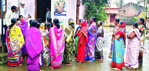 Use of Biometric for Maniwadi Gram Sabha: First experiment in the state | मान्याचीवाडी ग्रामसभेसाठी बायोमेट्रिक चा वापर : राज्यातील पहिला प्रयोग  Use of Biometric for Maniwadi Gram Sabha: First experiment in the state | मान्याचीवाडी ग्रामसभेसाठी बायोमेट्रिक चा वापर : राज्यातील पहिला प्रयोग