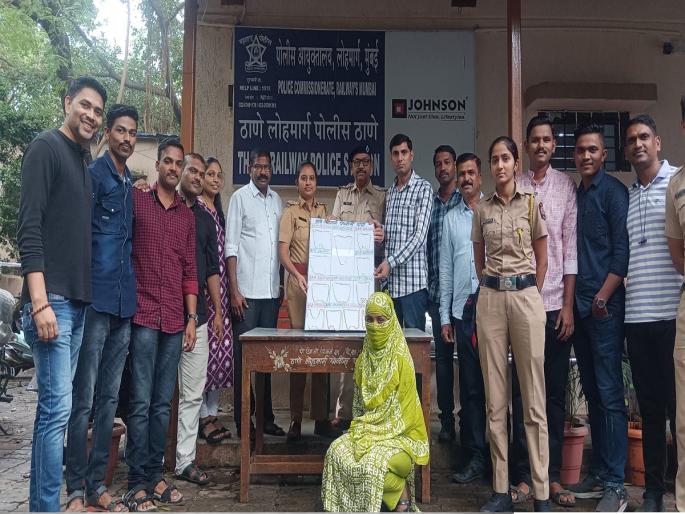 Two arrested, including a young woman, for stealing women's mangalsutra from the train | रेल्वेतून महिलांचे मंगळसूत्र चोरणाऱ्या तरुणीसह दाेघांना अटक Two arrested, including a young woman, for stealing women's mangalsutra from the train | रेल्वेतून महिलांचे मंगळसूत्र चोरणाऱ्या तरुणीसह दाेघांना अटक