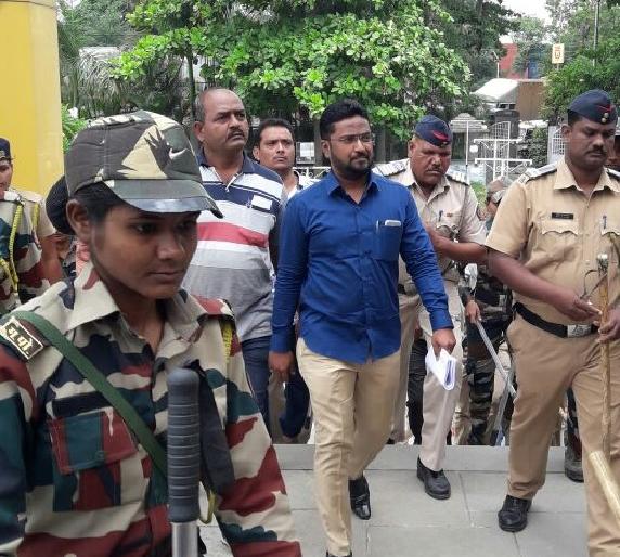 Shripad went to the Municipal Corporation and gave a statement | श्रीपाद छिंदम महापालिकेत आला अन निवेदन देऊन गेला Shripad went to the Municipal Corporation and gave a statement | श्रीपाद छिंदम महापालिकेत आला अन निवेदन देऊन गेला