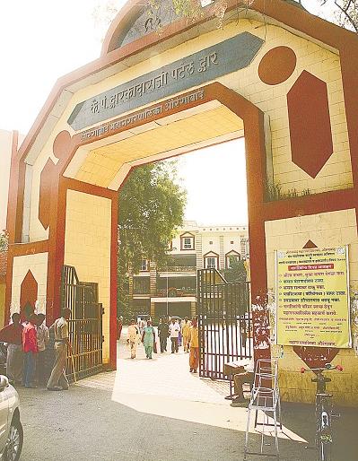 Mayor faced a lot of obstacles in his period | ‘खड्डे’बुजविण्यातच गेला कार्यकाळ