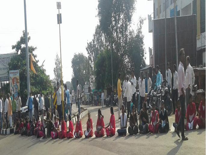 '' Just send Bus on time ''; Students agitation on the national highway for the bus at Manavat | ''...फक्त बस वेळेवर पाठवा''; मानवत येथे बससाठी विद्यार्थिनीचा राष्ट्रीय महामार्गावर ठिय्या 