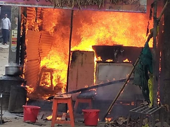 Four shops in the gas cylinder blast were destroyed at Manavat | मानवत येथे गॅस सिलेंडरच्या स्फोटात चार दुकाने भस्मसात Four shops in the gas cylinder blast were destroyed at Manavat | मानवत येथे गॅस सिलेंडरच्या स्फोटात चार दुकाने भस्मसात