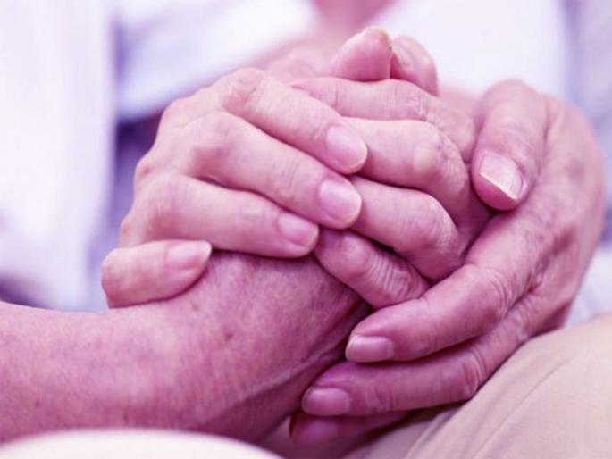 The person who gave the lost to him gave up the message .. | गमावलेल्या माणसाला ‘त्यांनी ’ दिला ‘माणुसकी’ ने निरोप.. The person who gave the lost to him gave up the message .. | गमावलेल्या माणसाला ‘त्यांनी ’ दिला ‘माणुसकी’ ने निरोप..