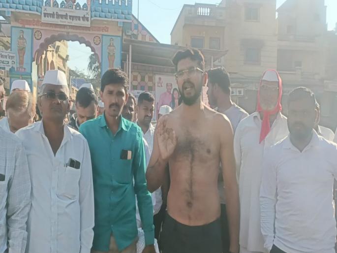 Sarpanch's half-naked protest due to road work being stalled | रस्त्याचे काम रखडल्याने सरपंचाचे अर्धनग्न आंदोलन;ठिय्या मांडत दिला उपोषणाचा इशारा Sarpanch's half-naked protest due to road work being stalled | रस्त्याचे काम रखडल्याने सरपंचाचे अर्धनग्न आंदोलन;ठिय्या मांडत दिला उपोषणाचा इशारा