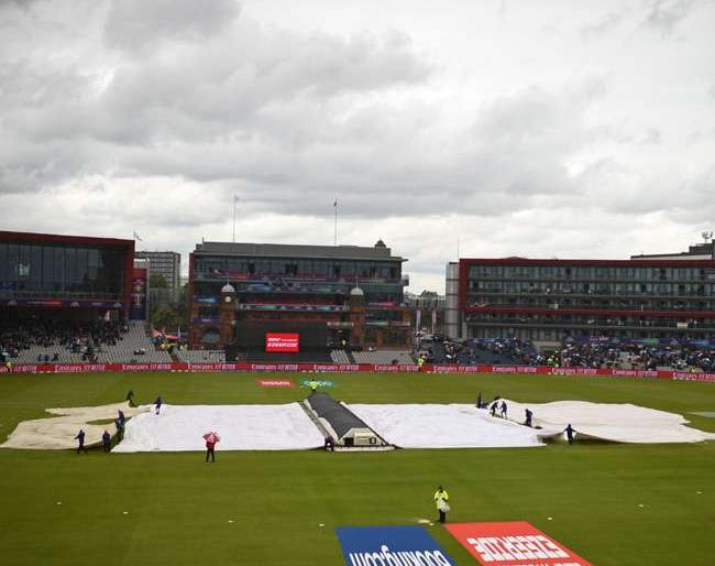 Breking News, ICC World Cup 2019: The possibility of rain in the India-West Indies match | ICC World Cup 2019 : भारत-वेस्ट इंडीज सामन्यात पावसाची शक्यता, सामना रद्द होण्याची चिन्हे