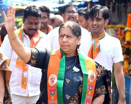 officials take money for bogus voters bjp mla manda mhatre makes serious allegations | बोगस मतदारांसाठी अधिकारीच पैसे घेतात; भाजपा आमदार मंदा म्हात्रेंचा गंभीर आरोप officials take money for bogus voters bjp mla manda mhatre makes serious allegations | बोगस मतदारांसाठी अधिकारीच पैसे घेतात; भाजपा आमदार मंदा म्हात्रेंचा गंभीर आरोप
