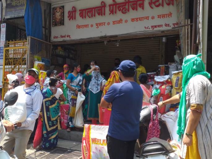 Direct action by NMC for sealing grocery shop in Pune market, violating curfew rules | पुण्यातील मंडईत किराणा मालाचे दुकान सील, संचारबंदीच्या नियमांचे उल्लंघन केल्याने महापालिकेची थेट कारवाई Direct action by NMC for sealing grocery shop in Pune market, violating curfew rules | पुण्यातील मंडईत किराणा मालाचे दुकान सील, संचारबंदीच्या नियमांचे उल्लंघन केल्याने महापालिकेची थेट कारवाई