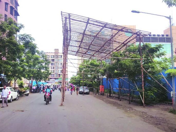 Obstruction of permission for establishment of a booth; Circles suffer due to the online functioning | मंडप उभारणीत परवानगीचे विघ्न; आॅनलाइन कारभारामुळे मंडळे त्रस्त Obstruction of permission for establishment of a booth; Circles suffer due to the online functioning | मंडप उभारणीत परवानगीचे विघ्न; आॅनलाइन कारभारामुळे मंडळे त्रस्त