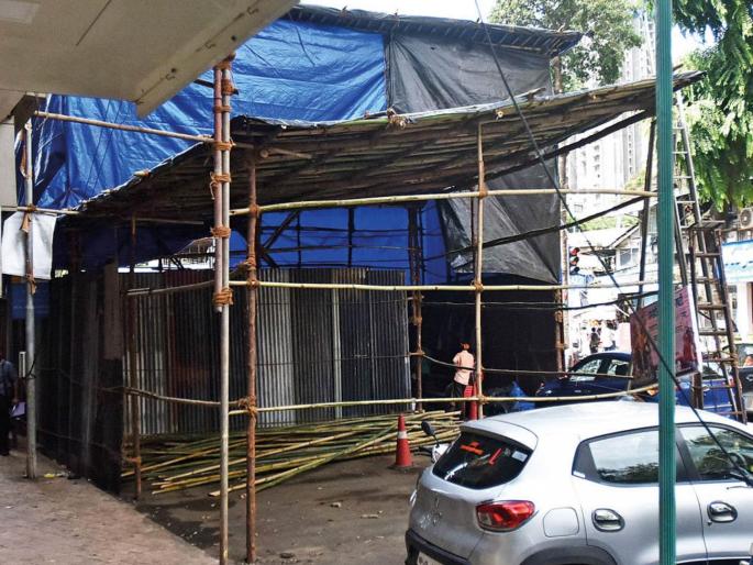 action will be taken if sculptors dig holes on roads or footpath during ganeshotsav bmc warns ganesha mandals | मंडपांसाठी खड्डे खोदाल तर खबरदार... गणेश मंडळांसह मूर्तिकारांना मुंबई महापालिकेचा इशारा action will be taken if sculptors dig holes on roads or footpath during ganeshotsav bmc warns ganesha mandals | मंडपांसाठी खड्डे खोदाल तर खबरदार... गणेश मंडळांसह मूर्तिकारांना मुंबई महापालिकेचा इशारा