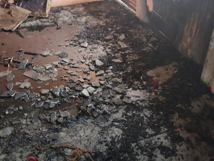 Tent house burnt in Fire at Karanji village | भीषण आगीत १५.७४ लाखांचे मंडप साहित्य जळून खाक! Tent house burnt in Fire at Karanji village | भीषण आगीत १५.७४ लाखांचे मंडप साहित्य जळून खाक!