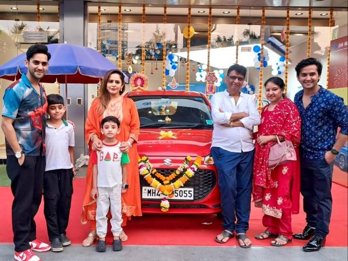 tv actor mandar jadhav gifted a maruti suzuki car to his dad on birthday | लेक असावा तर असा! मराठी अभिनेत्याने वडिलांना बर्थडे गिफ्ट म्हणून दिली नवी कोरी कार tv actor mandar jadhav gifted a maruti suzuki car to his dad on birthday | लेक असावा तर असा! मराठी अभिनेत्याने वडिलांना बर्थडे गिफ्ट म्हणून दिली नवी कोरी कार