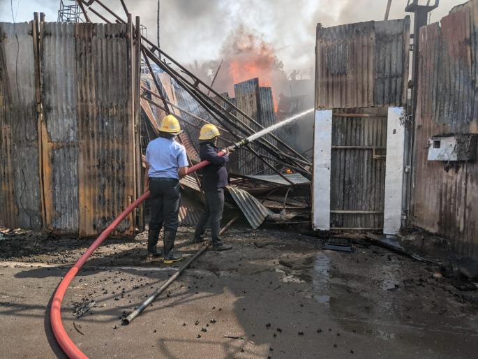 Massive fire at Mandav godown at Bibwewadi | बिबवेवाडी येथील मांडव गोदामाला भीषण आग; अग्निशामक दलाच्या ६ गाड्या दाखल Massive fire at Mandav godown at Bibwewadi | बिबवेवाडी येथील मांडव गोदामाला भीषण आग; अग्निशामक दलाच्या ६ गाड्या दाखल