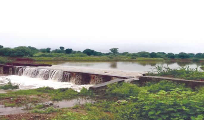 The water level in the Mandovagon is 30 feet above 300 | मांडवगणमधील पाणीपातळी ३०० वरून ३० फुटावर The water level in the Mandovagon is 30 feet above 300 | मांडवगणमधील पाणीपातळी ३०० वरून ३० फुटावर