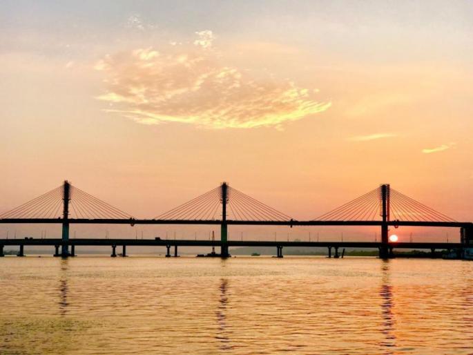 While walking from the bridge, the brother jumped into Mandvi, the search began | पुलावरून चालता-चालता भावाने टाकली मांडवीत उडी, शोध सुरू   While walking from the bridge, the brother jumped into Mandvi, the search began | पुलावरून चालता-चालता भावाने टाकली मांडवीत उडी, शोध सुरू